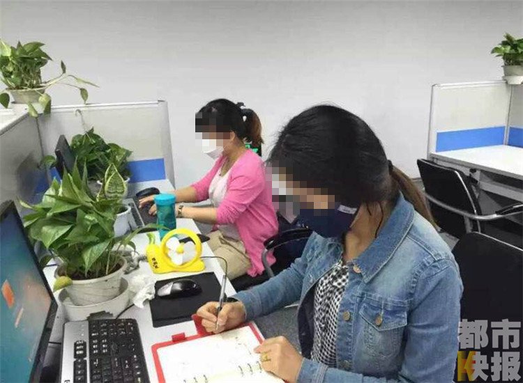 戴着口罩上班的办公室妹子 戴着口罩上班的办公室妹子